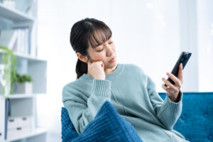 返信が遅いのは脈なし？ 不安なときに確認したい相手の心理とサイン